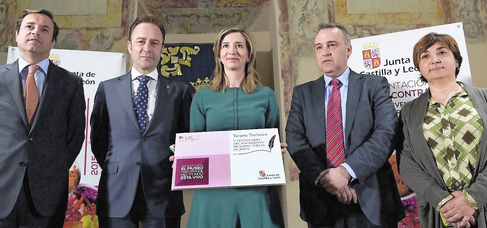 Marcos Yllera, presidente de la Ruta del Vino Rueda; la consejera Alicia García; Luis Chico (Acaltur) y Sonia González (Atacyl) presentaron ayer la nueva Tarjeta Turística V Centenario.