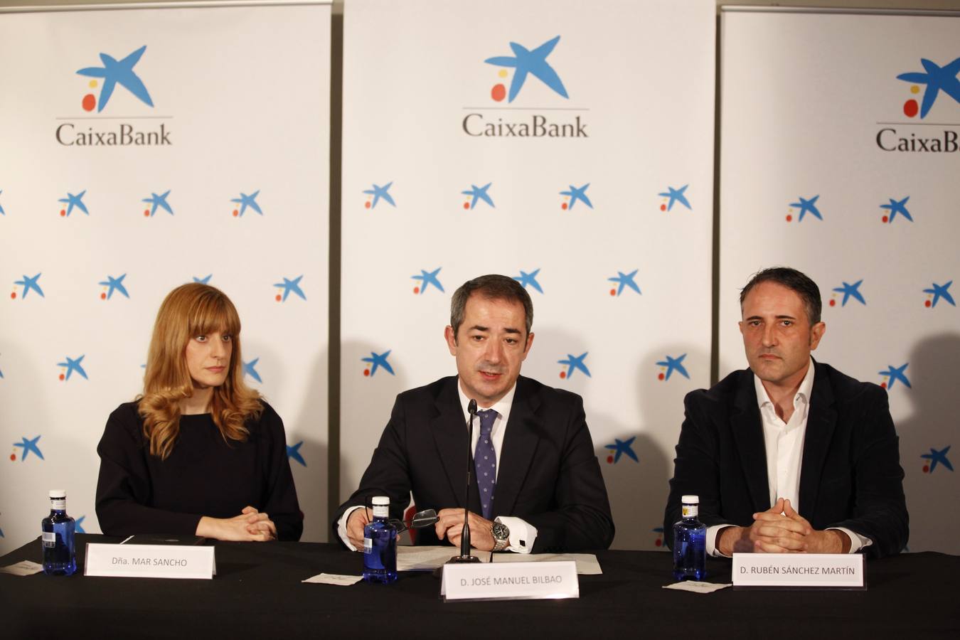 Mar Sancho, de ADE; José Manuel Bilbao, director territorial de CaixaBank y Rubén Sánchez Martínez, en la presentación de los premios Emprendedor XXI de 'la Caixa'. EL NORT