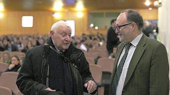 Joseph Pérez conversa con el vicerrector Mariano Esteban, instantes antes de su conferencia. 