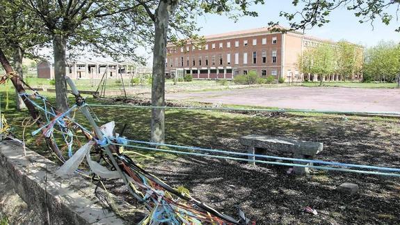 Vallado destrozado del Colegio de Huérfanos de Ferroviarios