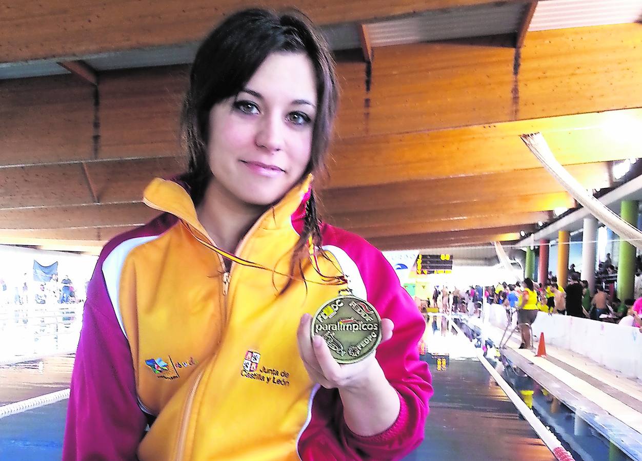 Ester Rodríguez posa con una de las cinco medallas nacionales que ganó en Alcorcón. 