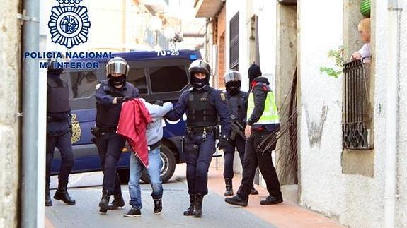 Detención de un presunto miembro de una célula terrorista yihadista en Cebreros (Ávila), por la Policía Nacional. 