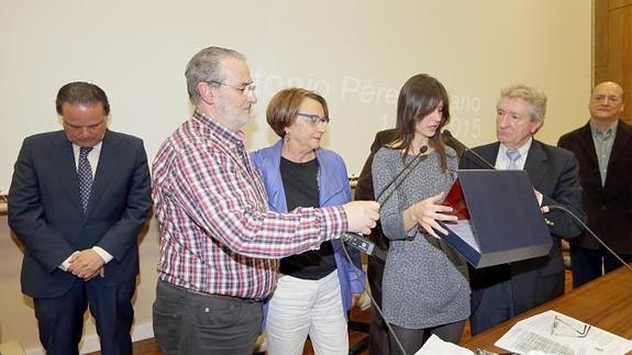 La viuda e hija de Pérez Solano en el homenaje al exdiputado socialista. HENAR SASTRE