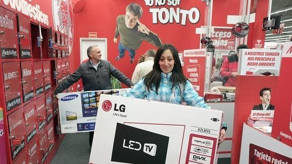 Cientos de personas aprovechan la noche loca de Media Markt