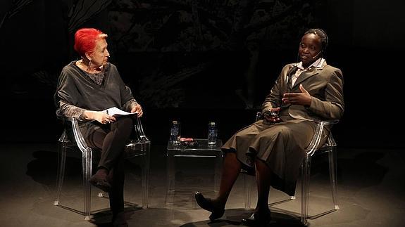 Victoria Nyanjura, a la derecha, conversa este sábado con la periodista Rosa María Calaf. 