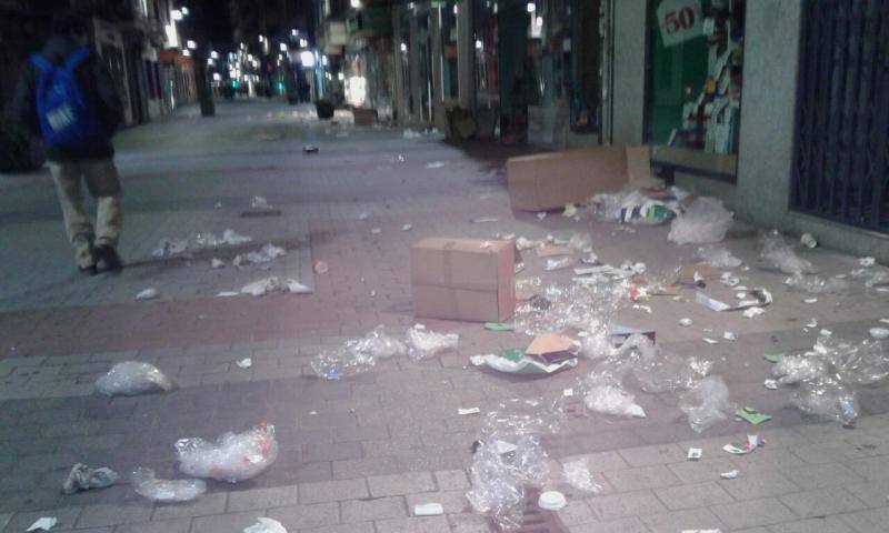 Así dejaron la calle Mantería de madrugada. 