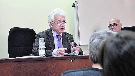 Paul Aubert, durante la conferencia ofrecida en la Universidad de Salamanca. 