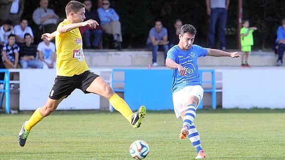 Víctor Pérez golpea el balón durante el partido de la primera vuelta ante La Bañeza. 