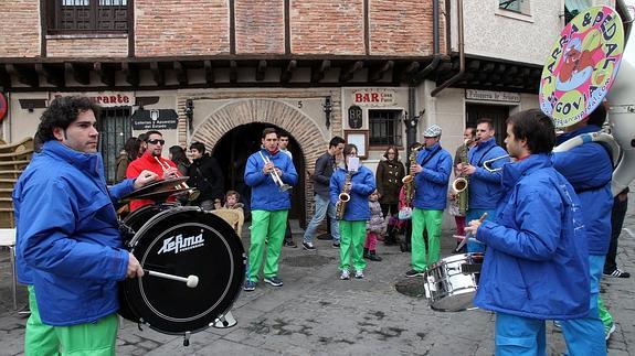 Charanga Jarra y Pedal, en pleno pasacalles. Antonio Tanarro