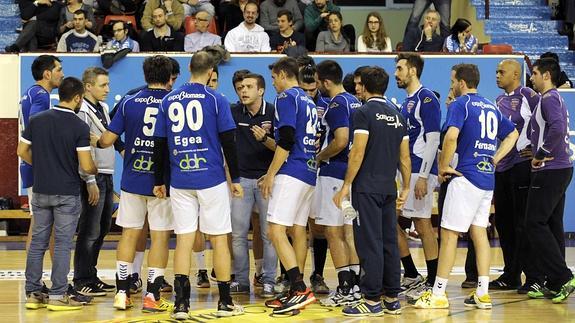 Nacho Gonzalez da instrucciones a su equipo en un tiempo muerto.Ricardo Otazo