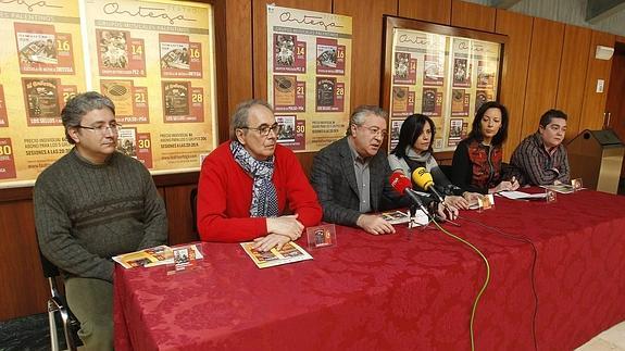 Raúl Leal, Javier Sánchez, Eduardo Margareto, Petri Diez, Ana Ortega y Diana Samprón, de izquierda a derecha, en la presentación de los conciertos.