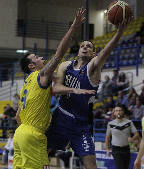 Sergi Pino trata de evitar la canasta de Calres Bravo. 