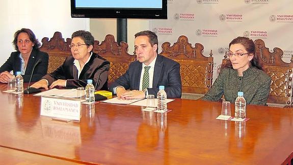 Ana María Vivar, María Inmaculada González, Juan Manuel Corchado e Isabel Revilla, en la presentación de parte de la investigación sobre los propóleos. 