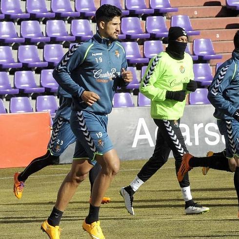 Túlio de Melo, en primer término, y Mojica, de amarillo, durante un entrenamiento con el Real Valladolid.