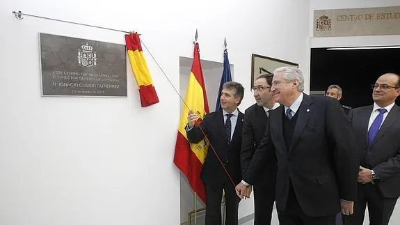Rafael del Río descubre la placa del centro que lleva su nombre, junto al alcalde de Palencia, al director general de la Policía y al subdelegado del Gobierno. 
