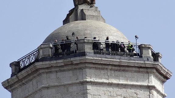 El ascensorista, y guía (con chaleco reflectante), muestra las vistas al tercer grupo que accedió ayer a la torre sur de la Catedral. 