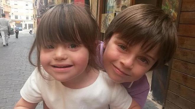 Ángela junto a su hermano Daniel. 