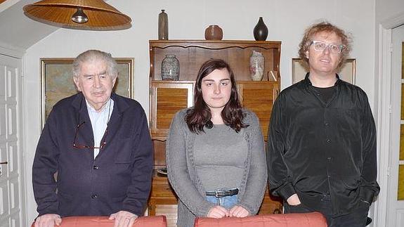 Antonio Gamoneda, Silvia Abad y Luis Artigue, en la casa del premio Cervantes. 