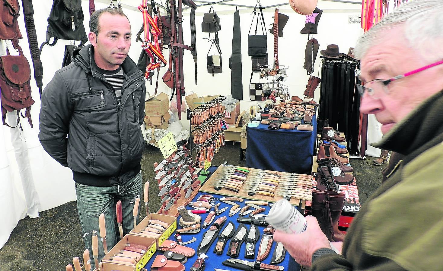 Un visitante, en un puesto de navajas, en la feria de Saldaña.