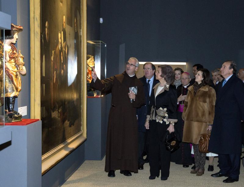 La reina Sofía, el presidente de la Junta de Castilla y León, Juan Vicente Herrera, y el comisario, Juan Dobado, entre otras autoridades, durante la inauguración de la exposición de Las Edades del Hombre.