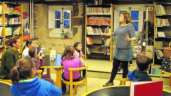Actividad organizada por la Diputación en la Biblioteca Pública de Aguilar de Campoo.