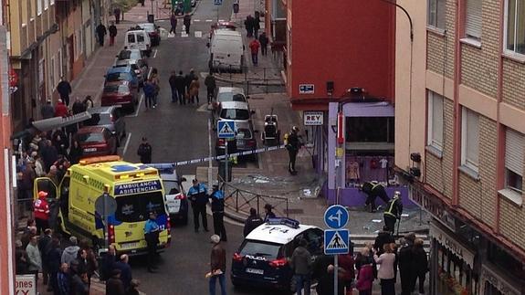 Policía, bomberos, personal sanitario y vecinos en el lugar de la explosión.