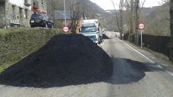 Imagen del carbón sobre la carretera en Villaseca de Laciana. 