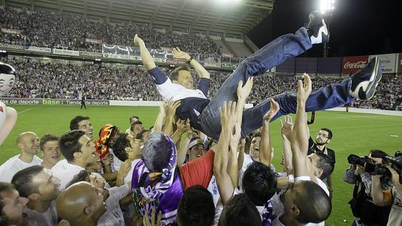 los jugadores mantean a Djukic tras conseguir el ascenso ante el Alcorcón. 