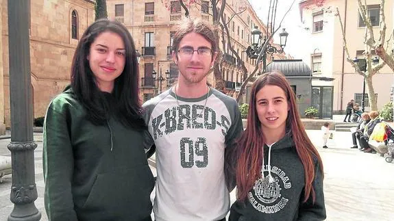 Silvia Estévez, tesorera;Pablo Barba, presidente;y Paula Puente, integrante del club. 