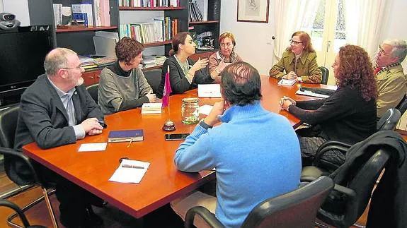 Miriam Andrés, acompañada de miembros de su lista, explica su programa en el campus.