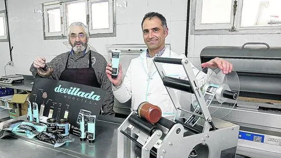 David Ramos, con su padre, Demetrio, en la fábrica de Villacidaler.