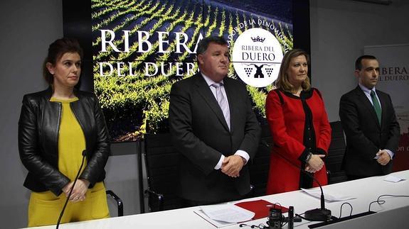 Enrique Pascual, presidente del Consejo Regulador de Ribera del Duero y Pilar del Olmo, consejera de Hacienda de la Junta de Castilla y León, durante el minuto de silencio que se guardó por el accidente de avión en Francia.