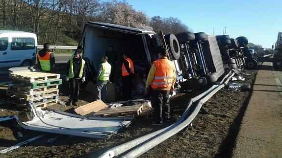 Herido el conductor de un camión tras volcar en la mediana de la A-62 en Simancas