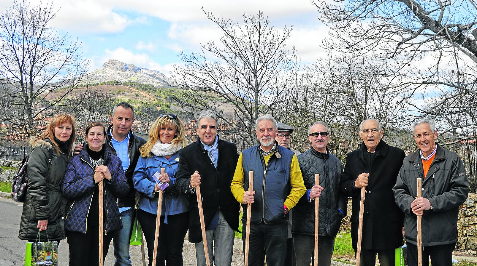 Alcaldes y concejales de varios municipios junto al diputado de Turismo, con la Peña de Francia al fondo. 