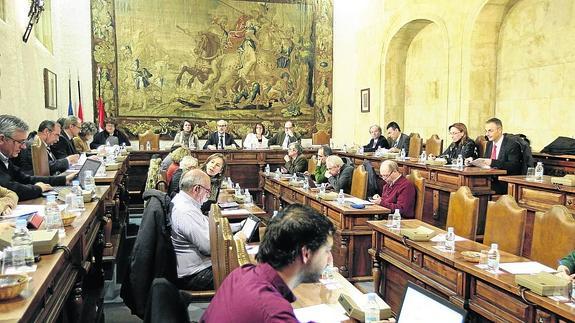 Los miembros del Consejo de Gobierno de la Universidad, durante su reunión en la antigua Capilla del Estudio. 