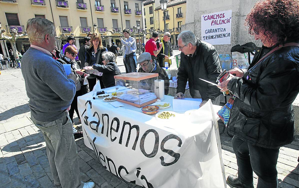 Votaciones a las primarias de Ganemos en la Plaza Mayor de Palencia.