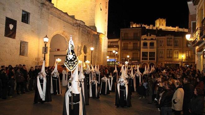 La Virgen de los Dolores llena la noche de Peñafiel