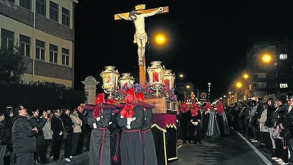 Los cofrades portan la talla del Cristo de la Buena Muerte.