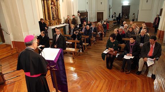 El obispo abre con la lectura continuada de parte de la obra literaria de Santa Teresa, ayer en el convento de las Carmelitas. Antonio Tanarro