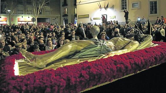 El Cristo Yacente de Gregorio Fernández entra en la iglesia de San Lorenzo portado por los cofrades del Santo Entierro