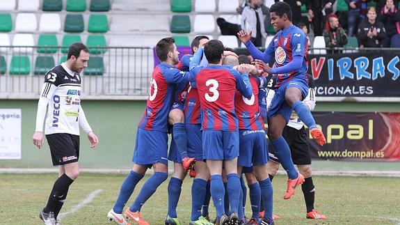 Los jugadores de la Segoviana celebran un gol en un partido reciente. 