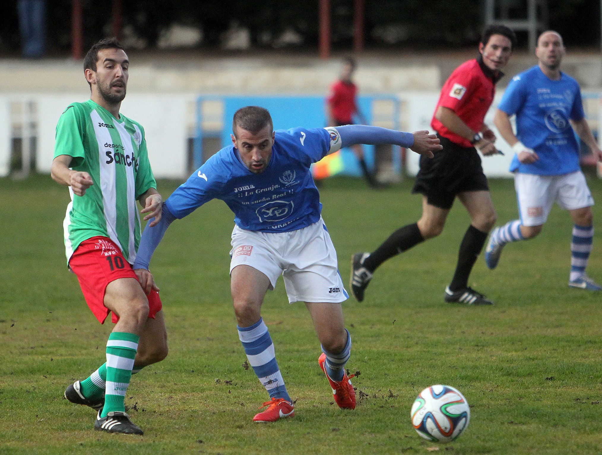 Pluma lucha con un jugador de la Cebrereña en el partido de ida. 