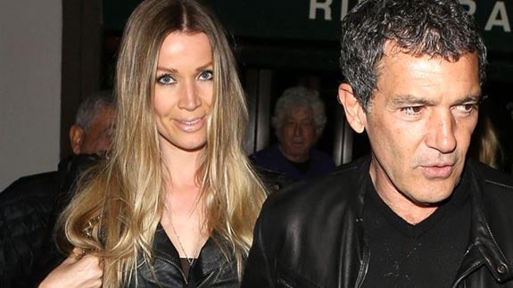 Antonio Banderas con su novia Nicole Kimpel