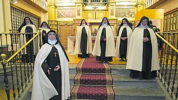 Un momento de la representación en Alba de Tormes, a los pies del sepulcro de la Santa. 