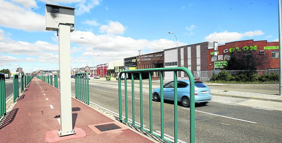 Uno de los radares instalados en el carril bici del Vial.