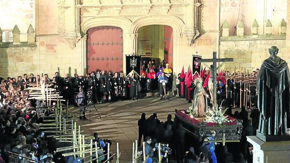 El Patio de Escuelas relució durante solemne acto de la oración y la promesa del Silencio.