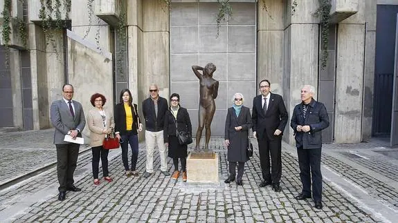 Los representantes de las administraciones públicas posan ayer en la plaza de Mariano Timón con la familia del escultor, junto a la obra ‘El Tocado, trasladada desde Isla Dos Aguas.