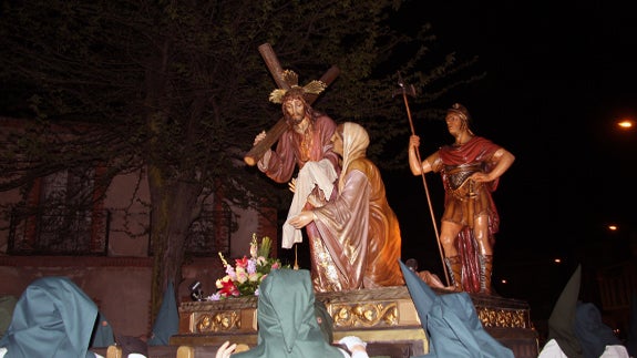 El paso de la Verónica es portado por los penitentes. F.G. MURIEL