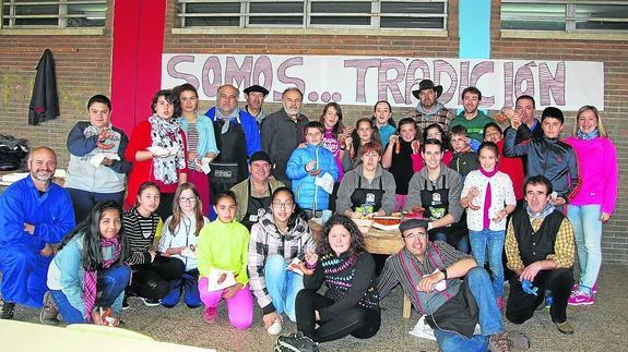 Alumnos, profesores y familias posan en la clausura de la semana cultural.