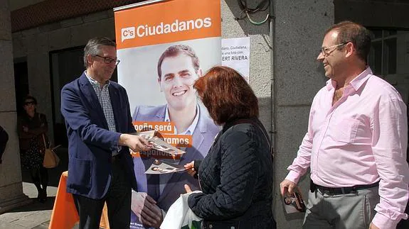 Representantes de Ciudadanos Segovia, en el punto informativo instalado en Fernández Ladreda.